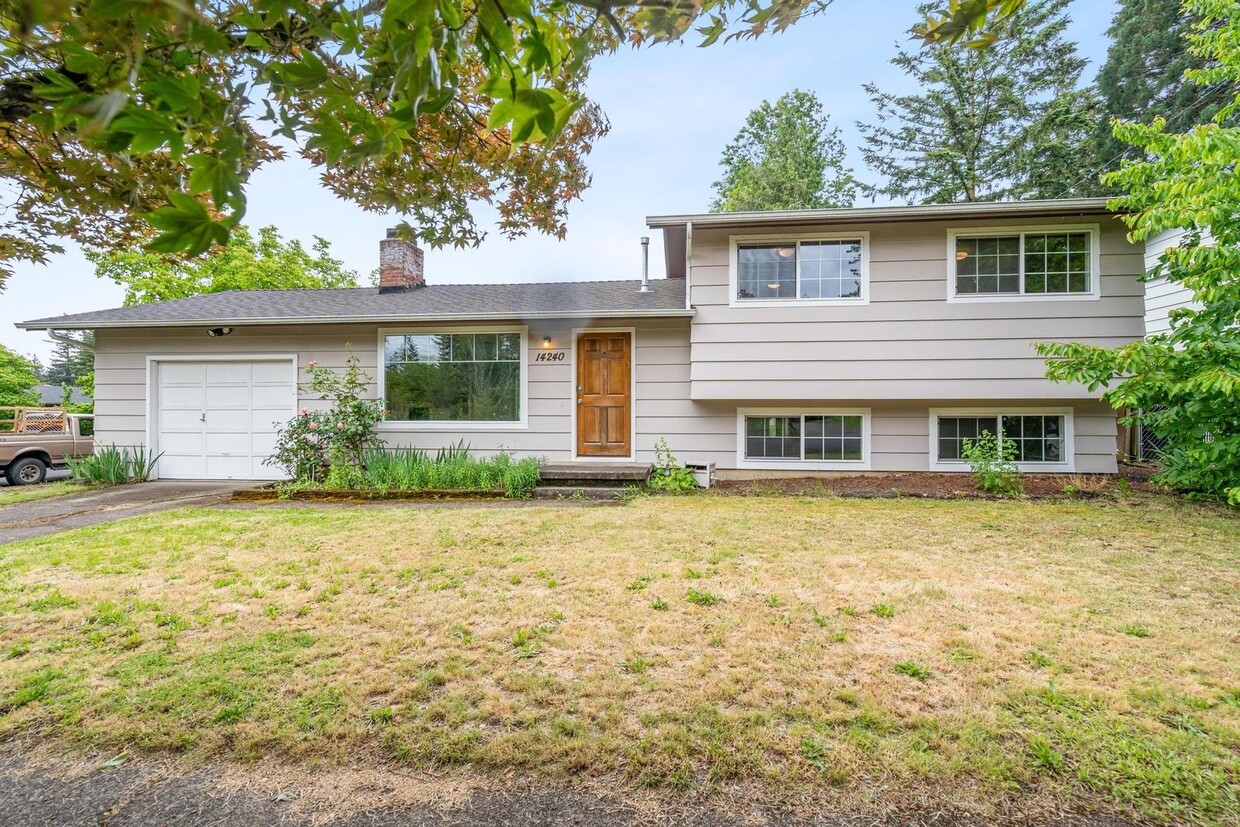 Primary Photo - Beautiful, remodeled 3-bdrm/2-bath tri-lev...