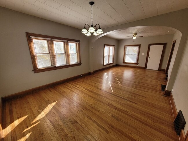 Building Photo - 2 Bedroom, 1 Bathroom home with hardwood!