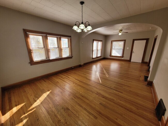 Foto del edificio - 2 Bedroom, 1 Bathroom home with hardwood!