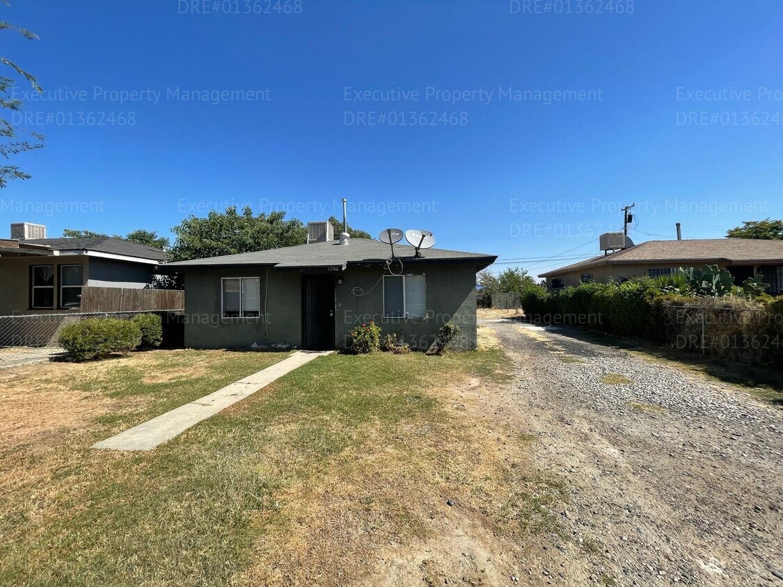 Primary Photo - 2 bedroom 1 bathroom house.
