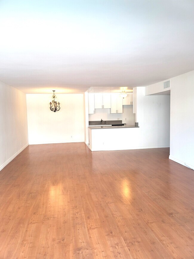 Building Photo - 5454 Zelzah Ave