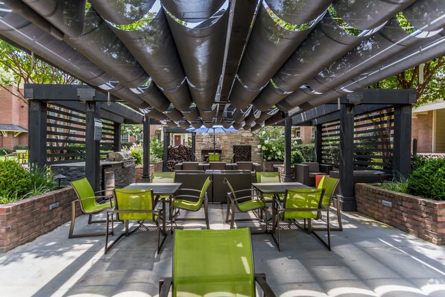 Courtyard Lounge - Park Place at Shelby Farms