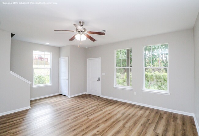 Building Photo - 3BD/3BA Available for early August Move In