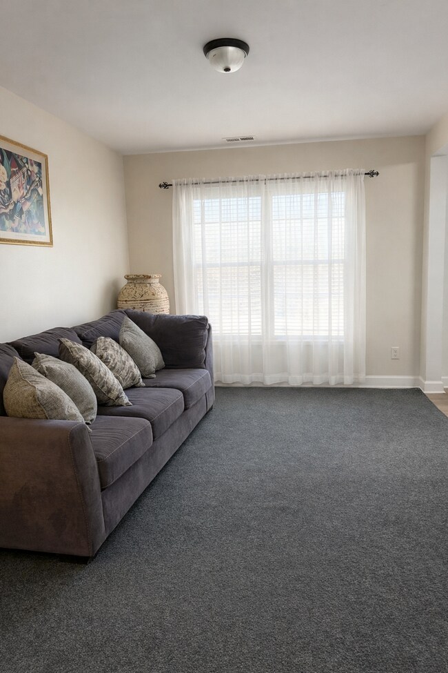 Foto del edificio - Private Room + Private Bath • No Deposit • Utilities Included • 14 Min to Center City