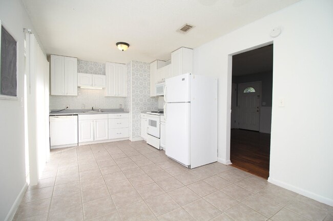 Foto del edificio - Spacious 3BR/1.5BA Home in Pace with Open Living Area, Tiled Family Room, and Fenced Backyard – M...