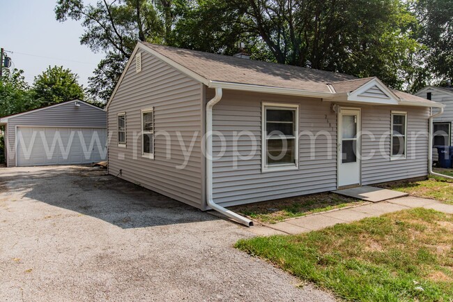 Building Photo - 2 Bedroom / 1 Bathroom GEM! | Near Offutt ...