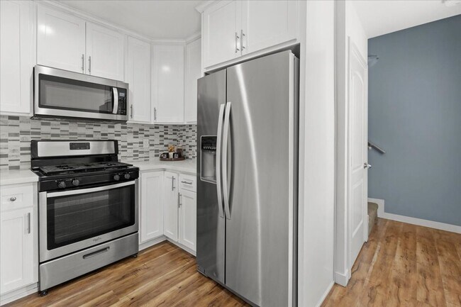 Foto del edificio - Modern Detached 3 Bedroom House with Private 2 Car Garage and Patio