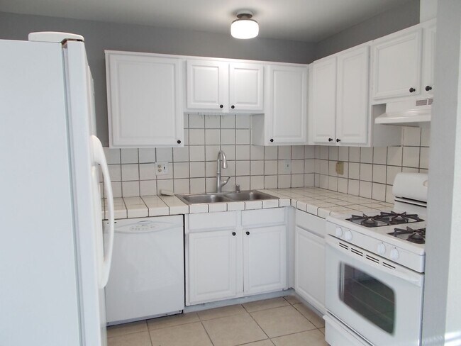 Building Photo - Beautifully Updated 3-Bedroom with an Ente...