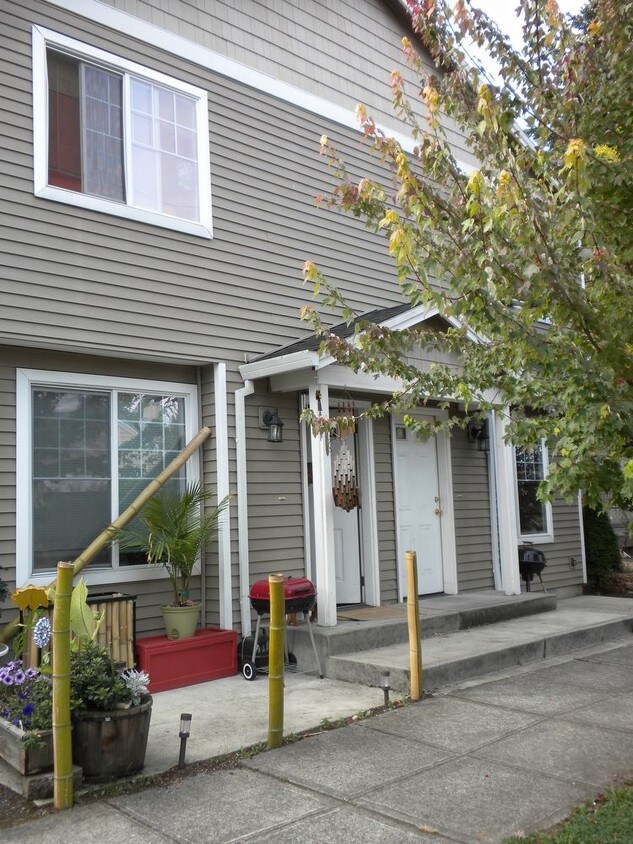 Foto principal - Spacious town home with off street parking