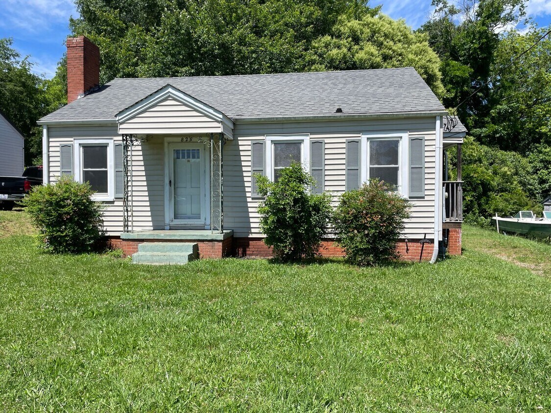 Primary Photo - Freshly painted 2 bedroom 1 bathroom house...