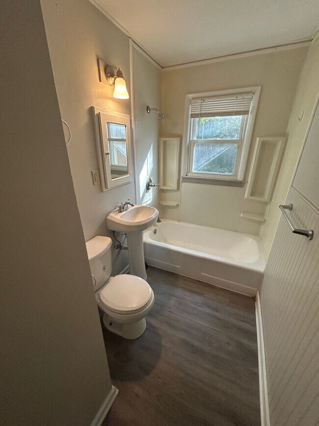 Building Photo - Available Now! 3 Bed 1 Bath Home! $1225.00