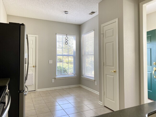 Building Photo - Beautiful, Sun City Home!
