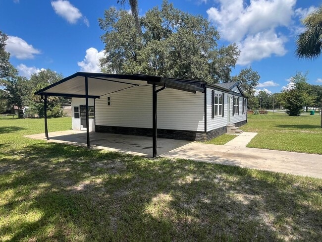 Building Photo - 3/2/1 on over 1/2 Acre