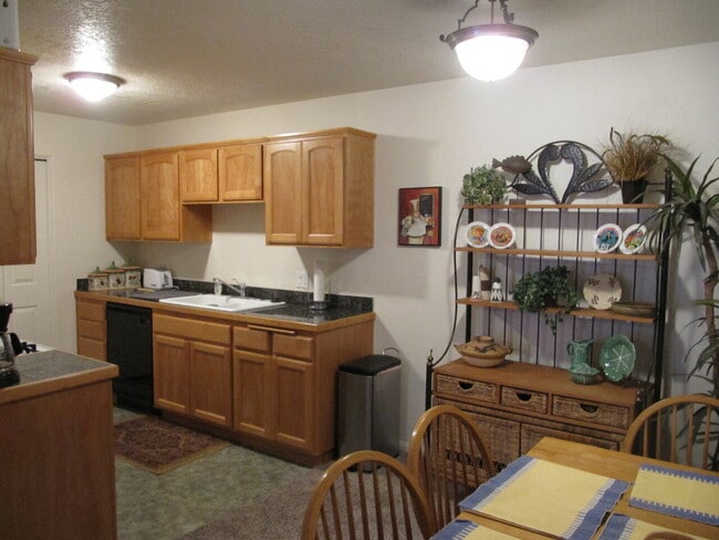 Building Photo - "2-Bedroom Condo Retreat in Saint George -...