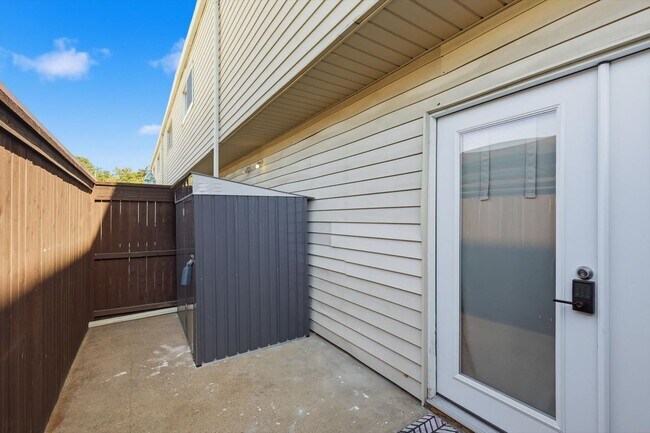 Foto del edificio - 9829 Park Ln Ct