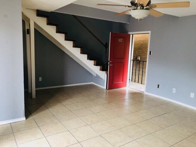 Building Photo - 1bed/1bath -w/ den. AMAZING LOCATION!!!