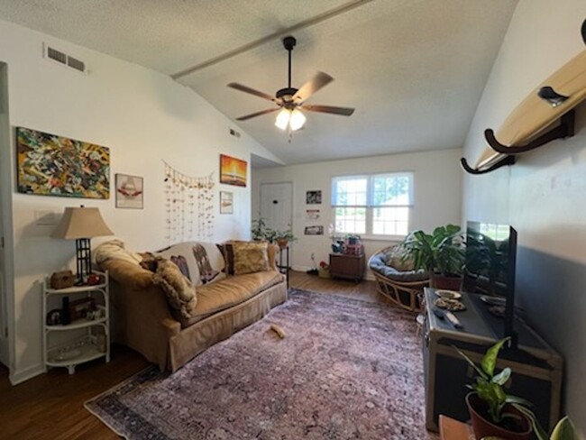 Foto del edificio - 2 Bed / 1 Bath Duplex – Close to Base!