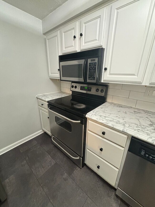 Foto del edificio - 2 Bedroom Condo in Hunting Ridge!