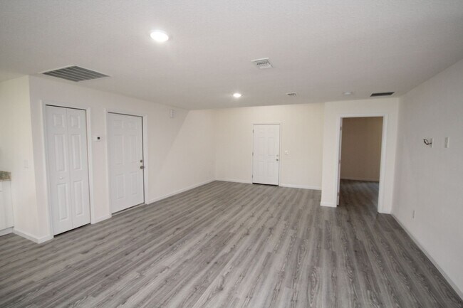 Foto del edificio - Beautiful 4 Bedroom, 2 Bathroom Home in Palm Bay!!