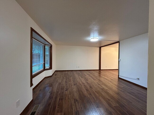 Foto del edificio - Timeless 5 Bed, 2.5 Bath Home - SW Beaverton