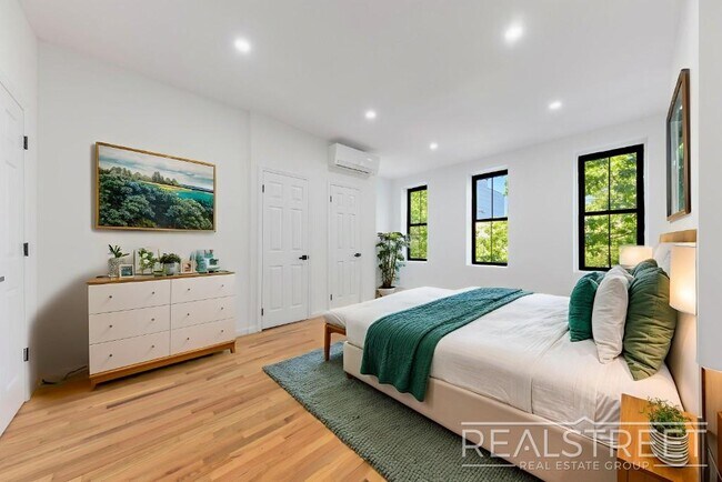 Foto del edificio - Brand New Upper Duplex in Bed Stuy Townhouse!
