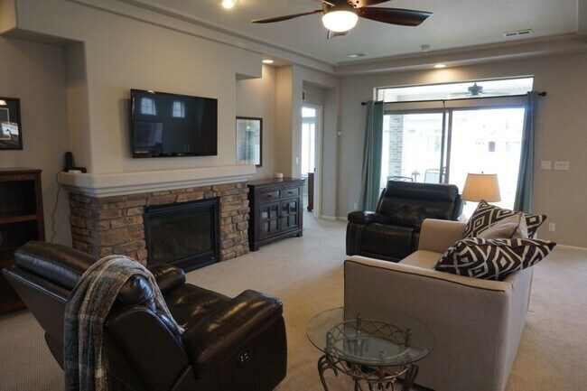 Foto del edificio - Partially Furnished (or unfurnished) Singl...