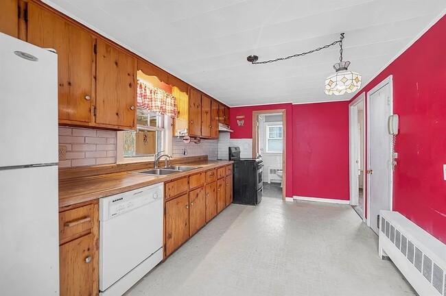 Building Photo - 126 Groton Rd