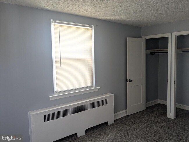 Foto del edificio - 1327 E Weaver St