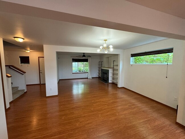 Building Photo - Spacious 3 bed 2.5 Bath Townhome