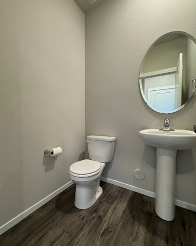 Building Photo - Stylish 4 bed/2.5 bath house