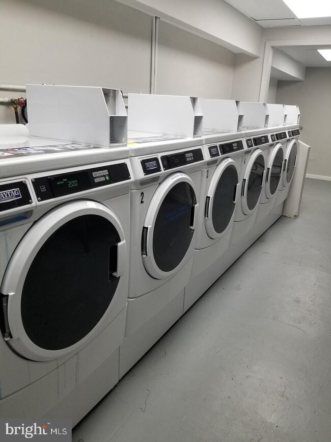 Building Photo - 1321 Spruce St