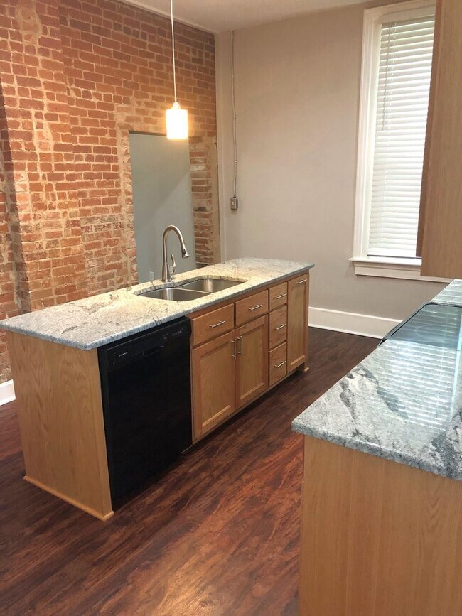 Foto del edificio - Coming in June!! Historic 4 Bed, 2 Bath House