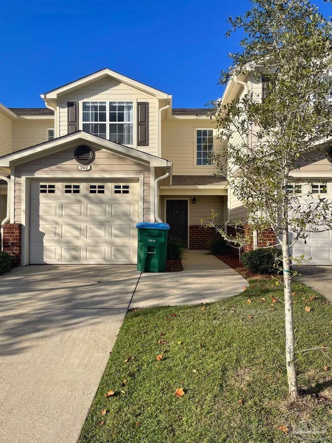 Building Photo - 707 Majestic Dr
