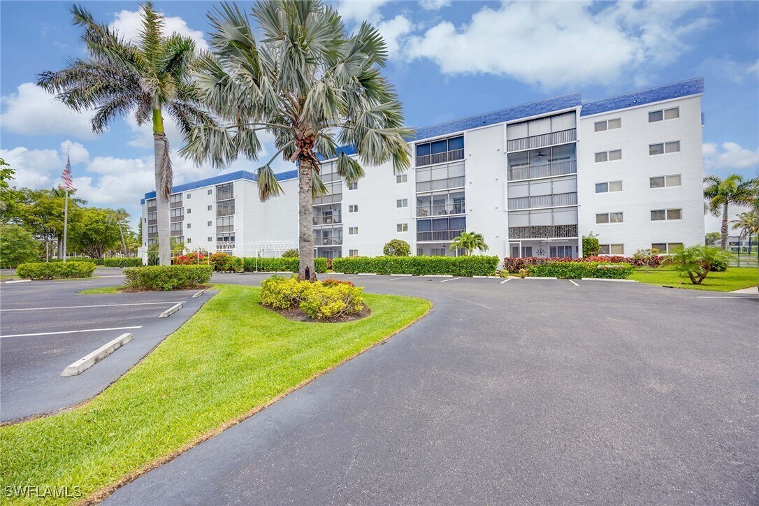 Foto principal - 555 Park Shore Dr