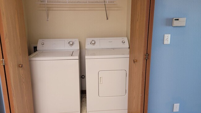 Foto del edificio - SW 2 Bedroom 1 bath Condo, Balcony, Fireplace and Garage