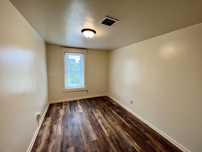 Building Photo - AVAILABLE NOW! Newly Renovated property ju...