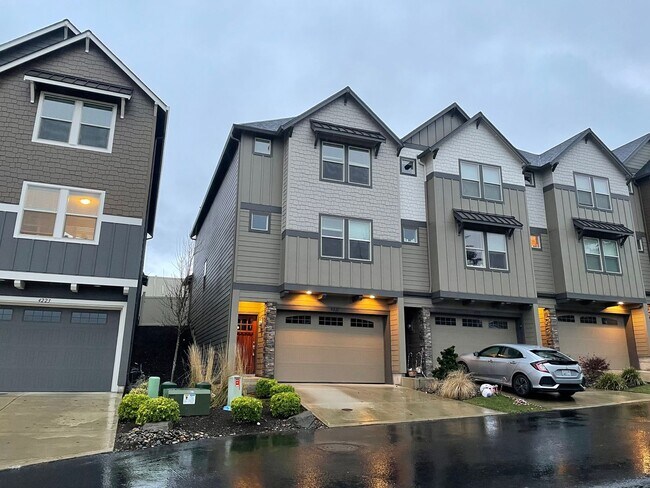 Building Photo - NEWER LUXURY Style Townhouse with a gorgeo...