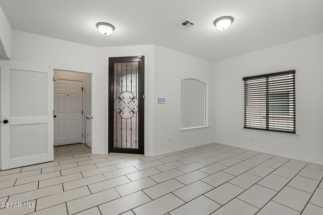 Foto del edificio - 569 Lanner Dr