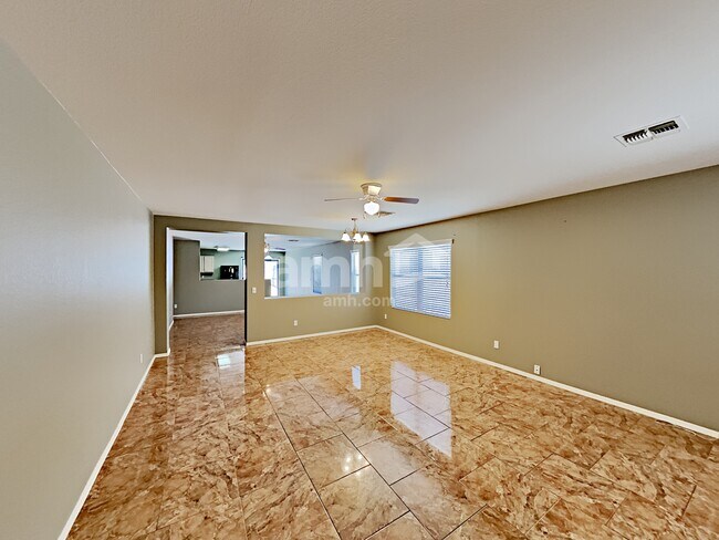 Foto del edificio - 15762 W Gelding Drive