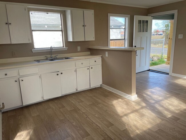 Building Photo - Move In ASAP!-199 move-in for July rent