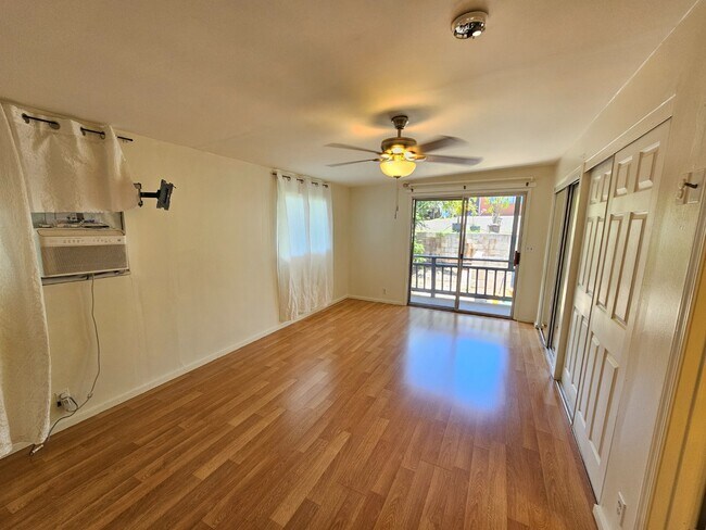 Foto del edificio - 1 bedroom 1 bath Apartment. NO parking. Upstairs unit.