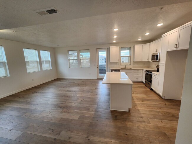 Building Photo - Luxury 3 Bedroom condo in New community!