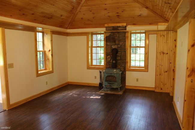 Building Photo - 2 br, 1 bath House - 15 Burdickville Rd