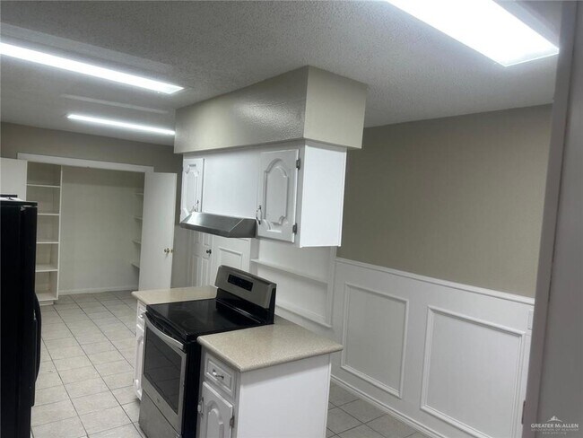 Foto del edificio - 700 E Sam Houston Blvd