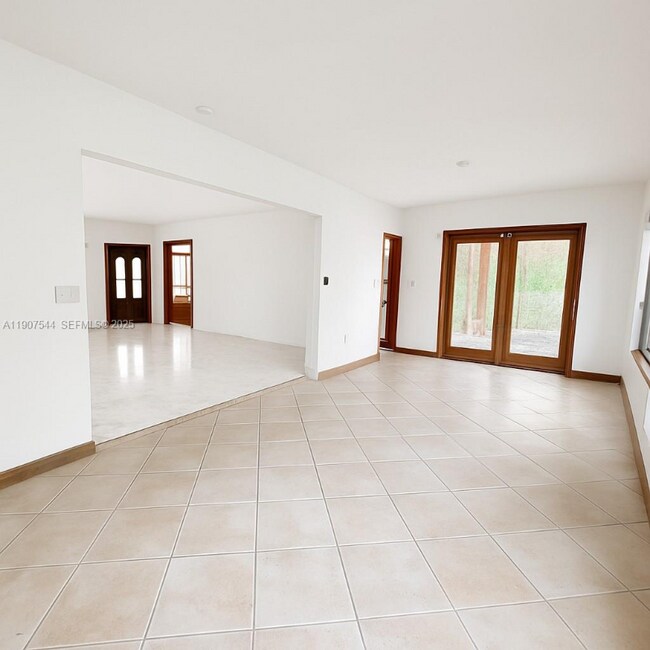 Building Photo - 1915 Country Club Prado