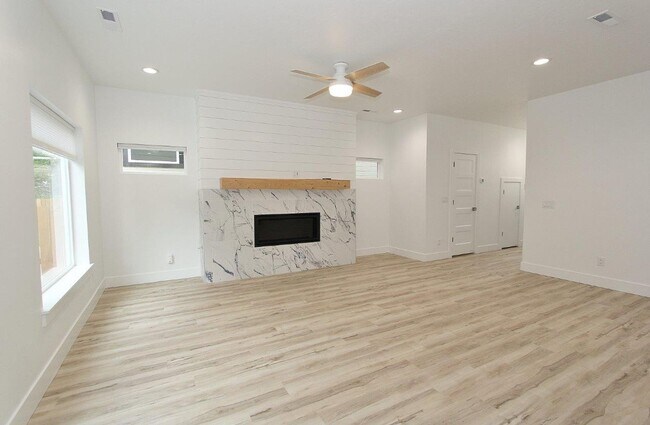 Foto del edificio - Immaculate Bench Home!