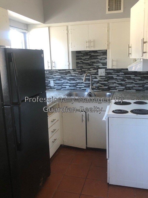 Building Photo - 2575 Sherwood St