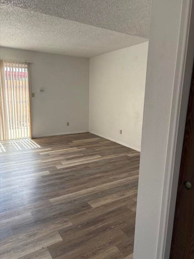 Building Photo - Cute Apt