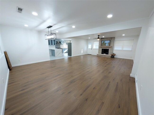 Building Photo - 3500 Bella Vista Dr