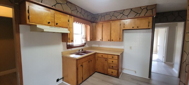 Building Photo - Very nice 2 bedroom/1 bath home with Centr...